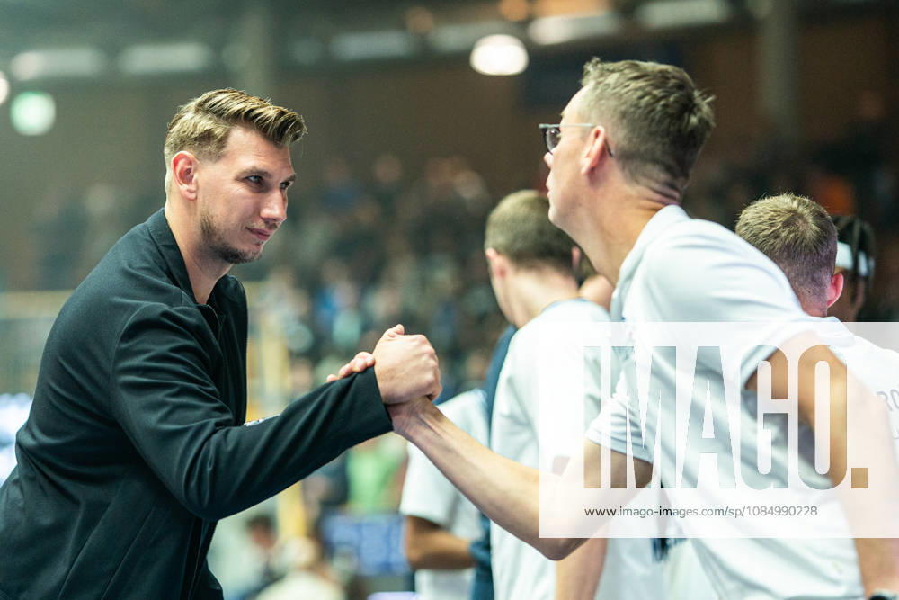 Florian Flabb (Hakro Merlins Crailsheim, Headcoach) vor dem Spiel mit Mannschaftsarzt Klaus Boehme, GER, Hakro Merlins Crailsheim vs. Eisbaeren Bremerhaven, Basketball, 2 Basketball Bundesliga ProA, Herren, 6. Spieltag, Spielzeit 2026 2027, 24.10.2026 GER, Hakro Merlins Crailsheim vs. Eisbaeren Bremerhaven, Basketball, 2 Basketball Bundesliga ProA, Herren, 6. Spieltag, Spielzeit 2026 2027, 24.10.2026 Ilshofen