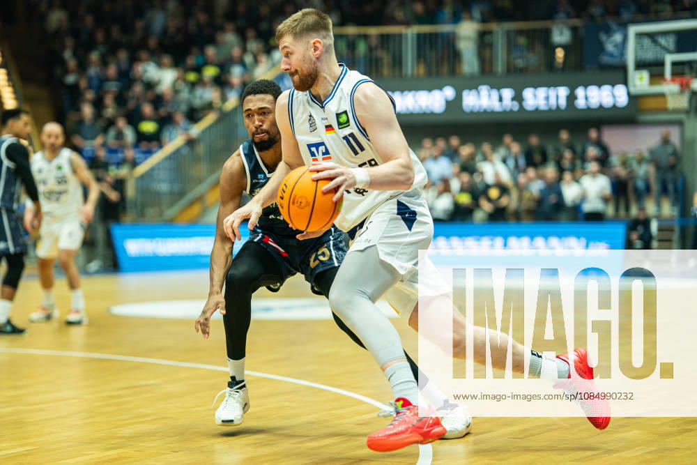 Luc van Slooten (Hakro Merlins Crailsheim, 11) am Ball im Dribbling gegen Jeremiah Oden (Eisbaeren Bremerhaven, 25), GER, Hakro Merlins Crailsheim vs. Eisbaeren Bremerhaven, Basketball, 2 Basketball Bundesliga ProA, Herren, 6. Spieltag, Spielzeit 2026 2027, 24.10.2026 GER, Hakro Merlins Crailsheim vs. Eisbaeren Bremerhaven, Basketball, 2 Basketball Bundesliga ProA, Herren, 6. Spieltag, Spielzeit 2026 2027, 24.10.2026 Ilshofen
