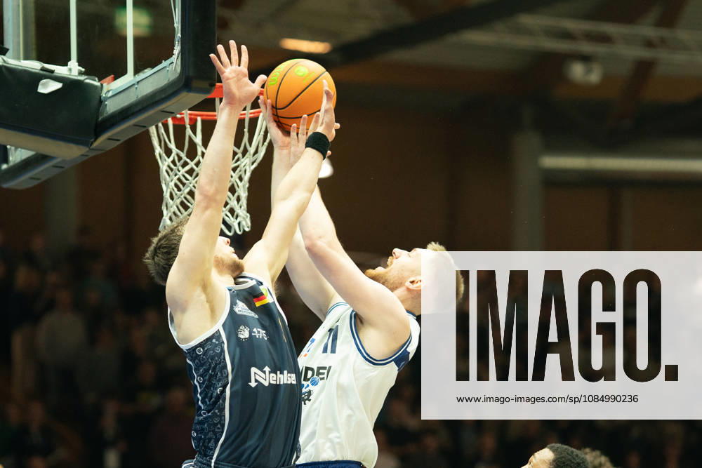 Luc van Slooten (Hakro Merlins Crailsheim, 11) setzt sich gegen Vincent Friederici (Eisbaeren Bremerhaven, 30) durch, GER, Hakro Merlins Crailsheim vs. Eisbaeren Bremerhaven, Basketball, 2 Basketball Bundesliga ProA, Herren, 6. Spieltag, Spielzeit 2026 2027, 24.10.2026 GER, Hakro Merlins Crailsheim vs. Eisbaeren Bremerhaven, Basketball, 2 Basketball Bundesliga ProA, Herren, 6. Spieltag, Spielzeit 2026 2027, 24.10.2026 Ilshofen