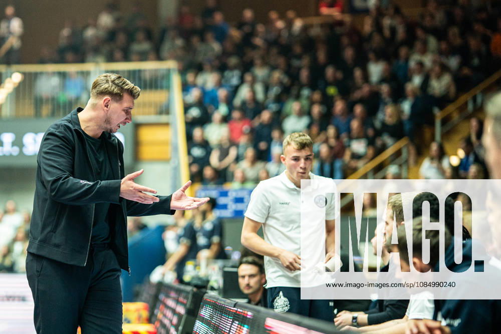 Florian Flabb (Hakro Merlins Crailsheim, Headcoach) im gibt Anweisungen an seine Bank, Gestik, Emotionen, Mimik, GER, Hakro Merlins Crailsheim vs. Eisbaeren Bremerhaven, Basketball, 2 Basketball Bundesliga ProA, Herren, 6. Spieltag, Spielzeit 2026 2027, 24.10.2026 GER, Hakro Merlins Crailsheim vs. Eisbaeren Bremerhaven, Basketball, 2 Basketball Bundesliga ProA, Herren, 6. Spieltag, Spielzeit 2026 2027, 24.10.2026 Ilshofen