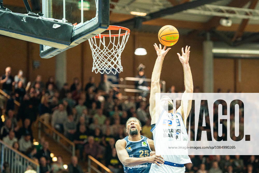 Hendrik Helge Drescher (Hakro Merlins Crailsheim, 09) setzt sich gegen Jeremiah Oden (Eisbaeren Bremerhaven, 25) durch, GER, Hakro Merlins Crailsheim vs. Eisbaeren Bremerhaven, Basketball, 2 Basketball Bundesliga ProA, Herren, 6. Spieltag, Spielzeit 2026 2027, 24.10.2026 GER, Hakro Merlins Crailsheim vs. Eisbaeren Bremerhaven, Basketball, 2 Basketball Bundesliga ProA, Herren, 6. Spieltag, Spielzeit 2026 2027, 24.10.2026 Ilshofen