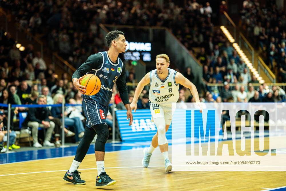 Garai Zeeb (Eisbaeren Bremerhaven, 03) am Ball, Lucas Mayer (Hakro Merlins Crailsheim, 08) im Hintergrund, GER, Hakro Merlins Crailsheim vs. Eisbaeren Bremerhaven, Basketball, 2 Basketball Bundesliga ProA, Herren, 6. Spieltag, Spielzeit 2026 2027, 24.10.2026 GER, Hakro Merlins Crailsheim vs. Eisbaeren Bremerhaven, Basketball, 2 Basketball Bundesliga ProA, Herren, 6. Spieltag, Spielzeit 2026 2027, 24.10.2026 Ilshofen