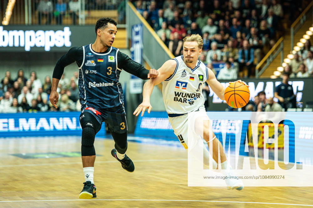 Lucas Mayer (Hakro Merlins Crailsheim, 08) im Duell mit Garai Zeeb (Eisbaeren Bremerhaven, 03), GER, Hakro Merlins Crailsheim vs. Eisbaeren Bremerhaven, Basketball, 2 Basketball Bundesliga ProA, Herren, 6. Spieltag, Spielzeit 2026 2027, 24.10.2026 GER, Hakro Merlins Crailsheim vs. Eisbaeren Bremerhaven, Basketball, 2 Basketball Bundesliga ProA, Herren, 6. Spieltag, Spielzeit 2026 2027, 24.10.2026 Ilshofen