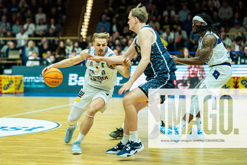 Lucas Mayer (Hakro Merlins Crailsheim, 08) im Duell mit Lukas Stelmokas (Eisbaeren Bremerhaven, 14), GER, Hakro Merlins Crailsheim vs. Eisbaeren Bremerhaven, Basketball, 2 Basketball Bundesliga ProA, Herren, 6. Spieltag, Spielzeit 2026 2027, 24.10.2026 GER, Hakro Merlins Crailsheim vs. Eisbaeren Bremerhaven, Basketball, 2 Basketball Bundesliga ProA, Herren, 6. Spieltag, Spielzeit 2026 2027, 24.10.2026 Ilshofen