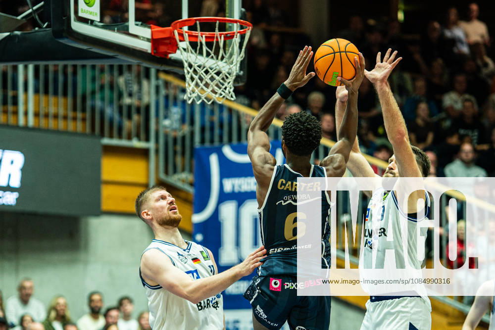 Carlos Deshawn Carter (Eisbaeren Bremerhaven, 06) setzt sich gegen Hendrik Helge Drescher (Hakro Merlins Crailsheim, 09) und Luc van Slooten (Hakro Merlins Crailsheim, 11) durch, GER, Hakro Merlins Crailsheim vs. Eisbaeren Bremerhaven, Basketball, 2 Basketball Bundesliga ProA, Herren, 6. Spieltag, Spielzeit 2026 2027, 24.10.2026 GER, Hakro Merlins Crailsheim vs. Eisbaeren Bremerhaven, Basketball, 2 Basketball Bundesliga ProA, Herren, 6. Spieltag, Spielzeit 2026 2027, 24.10.2026 Ilshofen