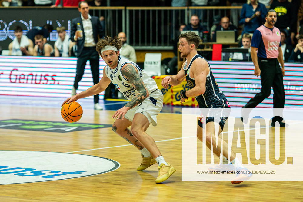 Booker Coplin (Hakro Merlins Crailsheim, 06) im Duell mit Vincent Friederici (Eisbaeren Bremerhaven, 30), GER, Hakro Merlins Crailsheim vs. Eisbaeren Bremerhaven, Basketball, 2 Basketball Bundesliga ProA, Herren, 6. Spieltag, Spielzeit 2026 2027, 24.10.2026 GER, Hakro Merlins Crailsheim vs. Eisbaeren Bremerhaven, Basketball, 2 Basketball Bundesliga ProA, Herren, 6. Spieltag, Spielzeit 2026 2027, 24.10.2026 Ilshofen