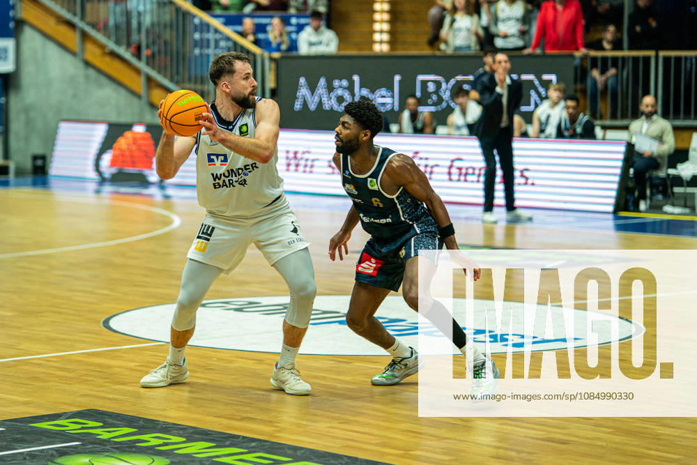 Hendrik Helge Drescher (Hakro Merlins Crailsheim, 09) im Duell mit Carlos Deshawn Carter (Eisbaeren Bremerhaven, 06), GER, Hakro Merlins Crailsheim vs. Eisbaeren Bremerhaven, Basketball, 2 Basketball Bundesliga ProA, Herren, 6. Spieltag, Spielzeit 2026 2027, 24.10.2026 GER, Hakro Merlins Crailsheim vs. Eisbaeren Bremerhaven, Basketball, 2 Basketball Bundesliga ProA, Herren, 6. Spieltag, Spielzeit 2026 2027, 24.10.2026 Ilshofen