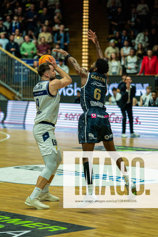 Hendrik Helge Drescher (Hakro Merlins Crailsheim, 09) im Duell mit Carlos Deshawn Carter (Eisbaeren Bremerhaven, 06), GER, Hakro Merlins Crailsheim vs. Eisbaeren Bremerhaven, Basketball, 2 Basketball Bundesliga ProA, Herren, 6. Spieltag, Spielzeit 2026 2027, 24.10.2026 GER, Hakro Merlins Crailsheim vs. Eisbaeren Bremerhaven, Basketball, 2 Basketball Bundesliga ProA, Herren, 6. Spieltag, Spielzeit 2026 2027, 24.10.2026 Ilshofen