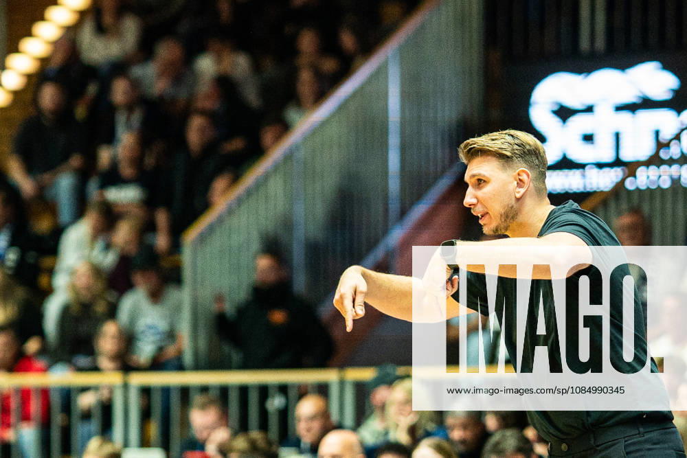 Florian Flabb (Hakro Merlins Crailsheim, Headcoach) gibt Anweisungen, Gestik, Emotionen, Mimik, GER, Hakro Merlins Crailsheim vs. Eisbaeren Bremerhaven, Basketball, 2 Basketball Bundesliga ProA, Herren, 6. Spieltag, Spielzeit 2026 2027, 24.10.2026 GER, Hakro Merlins Crailsheim vs. Eisbaeren Bremerhaven, Basketball, 2 Basketball Bundesliga ProA, Herren, 6. Spieltag, Spielzeit 2026 2027, 24.10.2026 Ilshofen