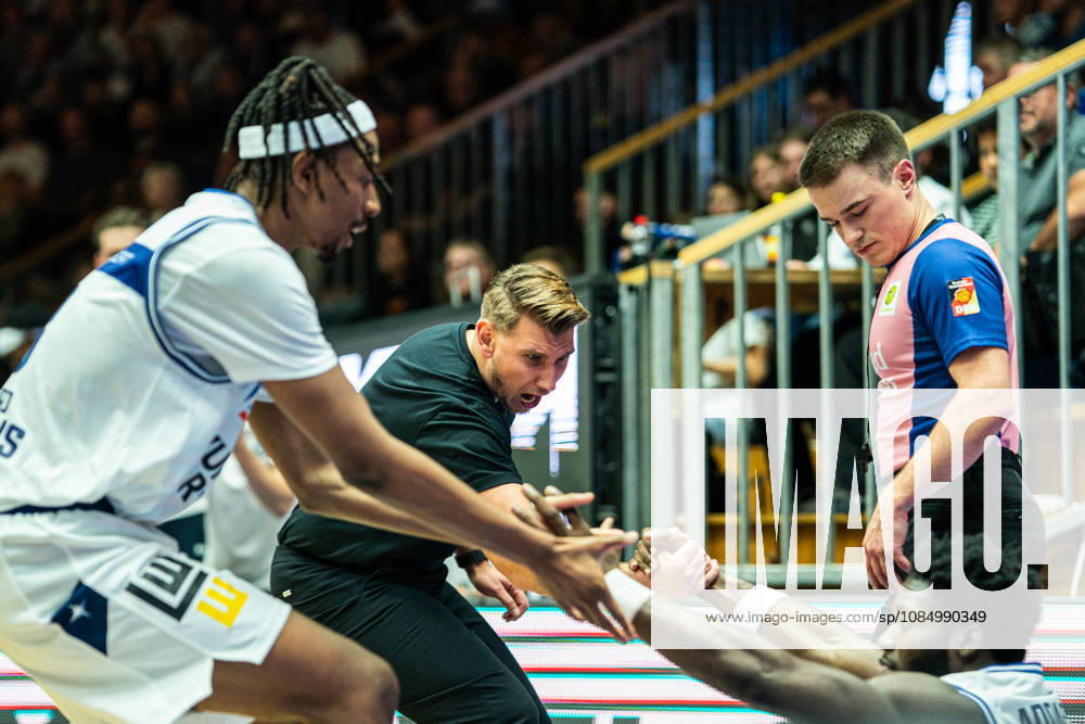 Peyton Kennedy Gerald (Hakro Merlins Crailsheim, 13) und Florian Flabb (Hakro Merlins Crailsheim, Headcoach) helfen Dylan Addae-Wusu (Hakro Merlins Crailsheim, 07) auf, GER, Hakro Merlins Crailsheim vs. Eisbaeren Bremerhaven, Basketball, 2 Basketball Bundesliga ProA, Herren, 6. Spieltag, Spielzeit 2026 2027, 24.10.2026 GER, Hakro Merlins Crailsheim vs. Eisbaeren Bremerhaven, Basketball, 2 Basketball Bundesliga ProA, Herren, 6. Spieltag, Spielzeit 2026 2027, 24.10.2026 Ilshofen