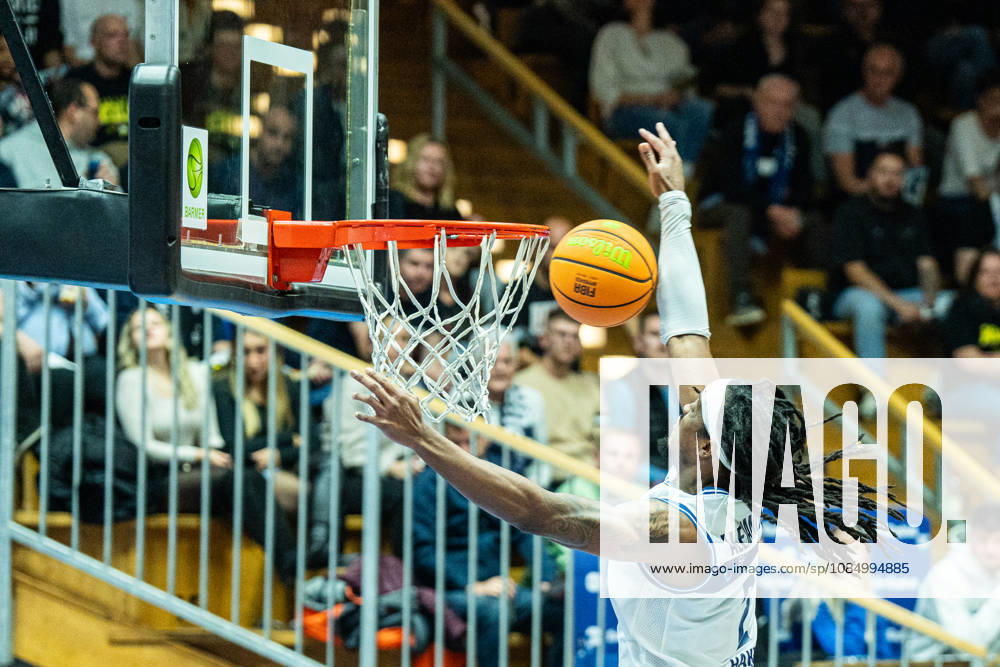 Courtney Alexander (Hakro Merlins Crailsheim, 02) scheitert beim Dunk, GER, Hakro Merlins Crailsheim vs. Eisbaeren Bremerhaven, Basketball, 2 Basketball Bundesliga ProA, Herren, 6. Spieltag, Spielzeit 2026 2027, 24.10.2026 GER, Hakro Merlins Crailsheim vs. Eisbaeren Bremerhaven, Basketball, 2 Basketball Bundesliga ProA, Herren, 6. Spieltag, Spielzeit 2026 2027, 24.10.2026 Ilshofen