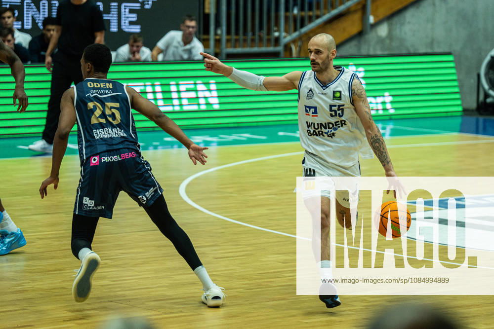 Simon Krajcovic (Hakro Merlins Crailsheim, 55) dirigiert seine Mitspieler beim Spielaufbau, GER, Hakro Merlins Crailsheim vs. Eisbaeren Bremerhaven, Basketball, 2 Basketball Bundesliga ProA, Herren, 6. Spieltag, Spielzeit 2026 2027, 24.10.2026 GER, Hakro Merlins Crailsheim vs. Eisbaeren Bremerhaven, Basketball, 2 Basketball Bundesliga ProA, Herren, 6. Spieltag, Spielzeit 2026 2027, 24.10.2026 Ilshofen