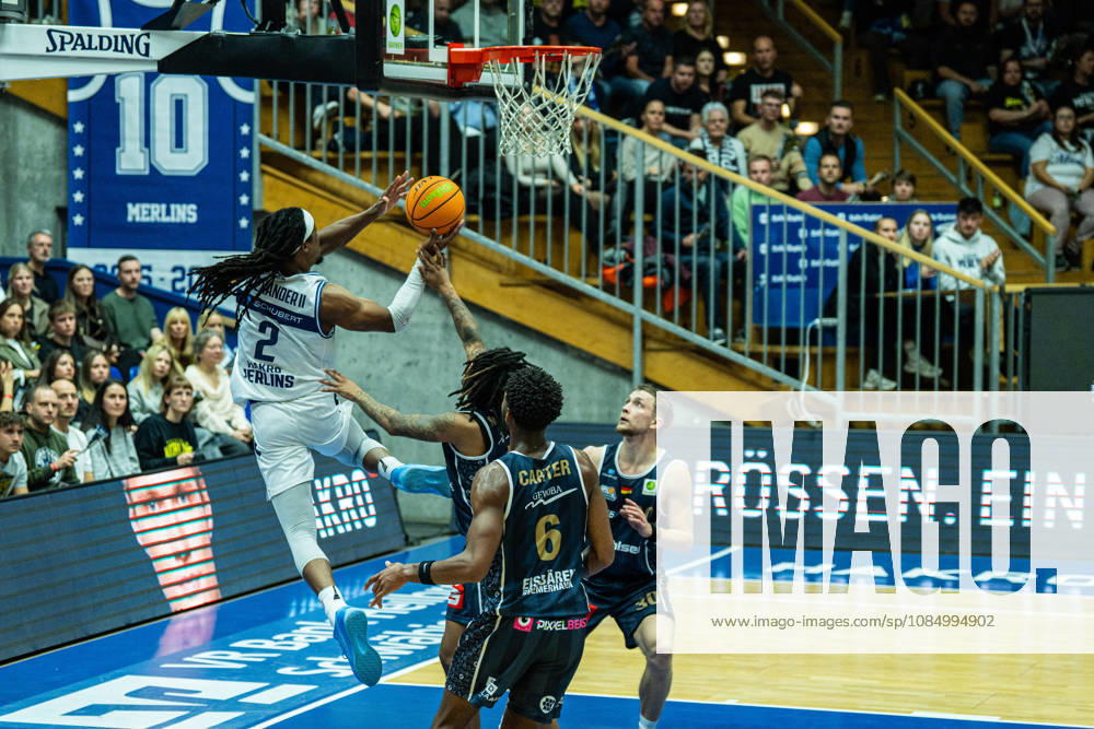 Courtney Alexander (Hakro Merlins Crailsheim, 02) setzt sich gegen mehrere Spieler der Eisbaeren Bremerhaven durch, GER, Hakro Merlins Crailsheim vs. Eisbaeren Bremerhaven, Basketball, 2 Basketball Bundesliga ProA, Herren, 6. Spieltag, Spielzeit 2026 2027, 24.10.2026 GER, Hakro Merlins Crailsheim vs. Eisbaeren Bremerhaven, Basketball, 2 Basketball Bundesliga ProA, Herren, 6. Spieltag, Spielzeit 2026 2027, 24.10.2026 Ilshofen