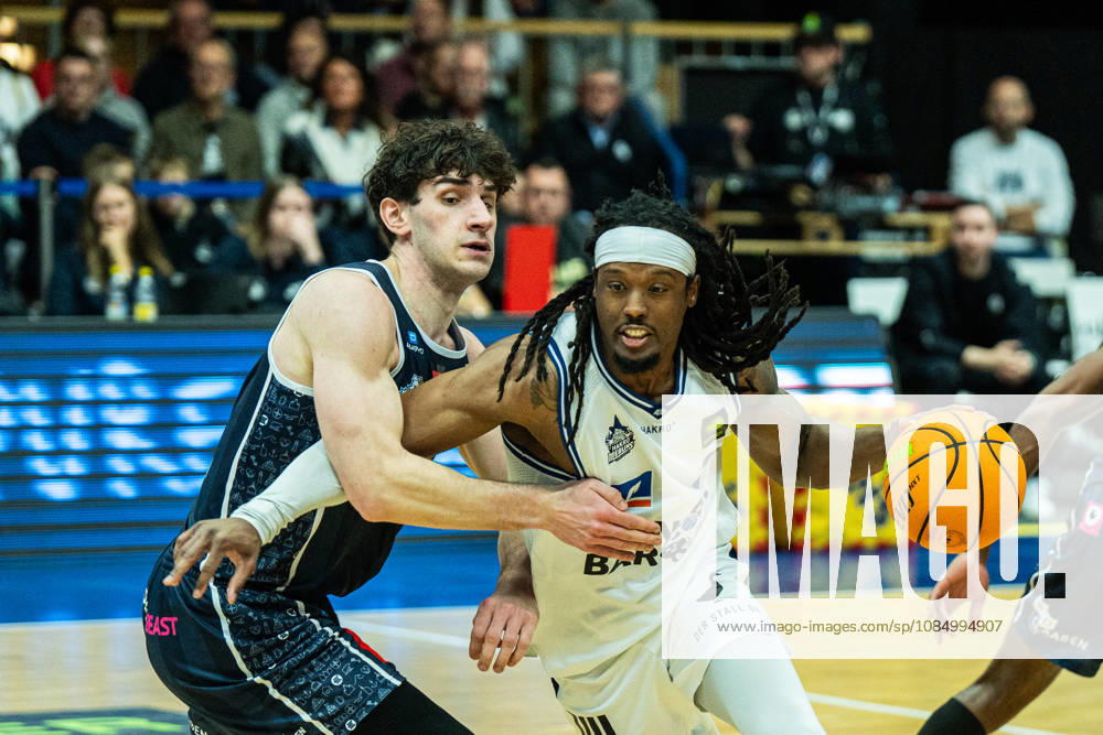 Courtney Alexander (Hakro Merlins Crailsheim, 02) setzt sich gegen Dominic Parolin (Eisbaeren Bremerhaven, 09) durch, GER, Hakro Merlins Crailsheim vs. Eisbaeren Bremerhaven, Basketball, 2 Basketball Bundesliga ProA, Herren, 6. Spieltag, Spielzeit 2026 2027, 24.10.2026 GER, Hakro Merlins Crailsheim vs. Eisbaeren Bremerhaven, Basketball, 2 Basketball Bundesliga ProA, Herren, 6. Spieltag, Spielzeit 2026 2027, 24.10.2026 Ilshofen