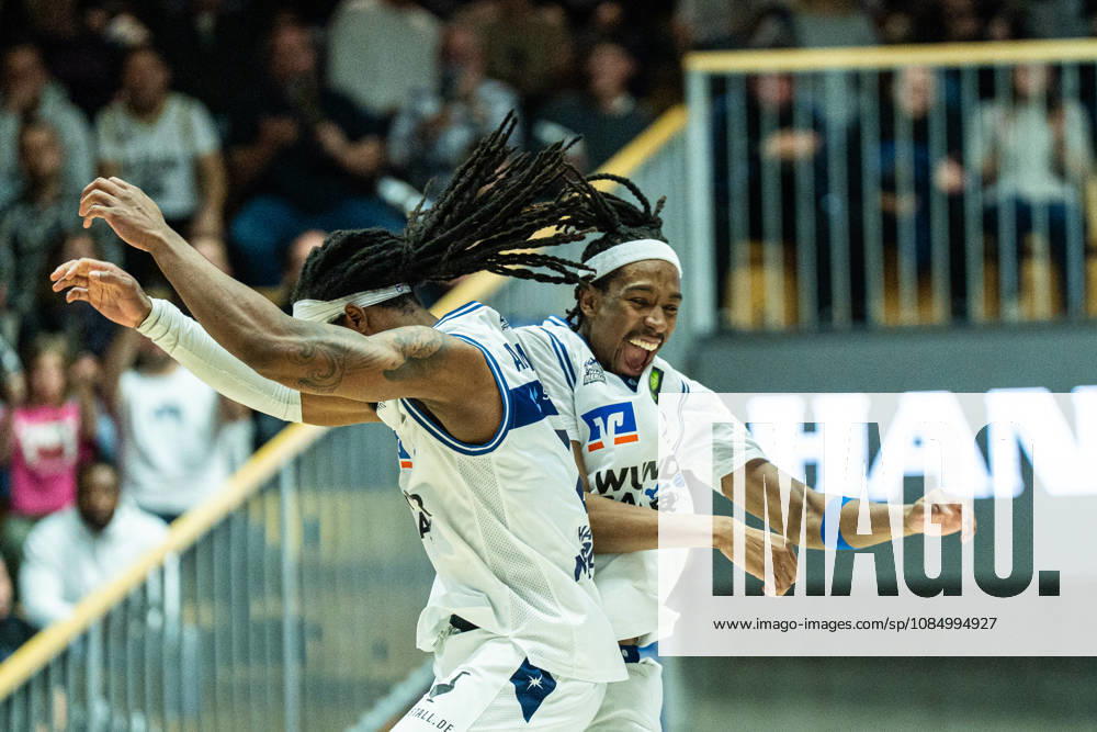 Courtney Alexander (Hakro Merlins Crailsheim, 02) feiert mit Peyton Kennedy Gerald (Hakro Merlins Crailsheim, 13), GER, Hakro Merlins Crailsheim vs. Eisbaeren Bremerhaven, Basketball, 2 Basketball Bundesliga ProA, Herren, 6. Spieltag, Spielzeit 2026 2027, 24.10.2026 GER, Hakro Merlins Crailsheim vs. Eisbaeren Bremerhaven, Basketball, 2 Basketball Bundesliga ProA, Herren, 6. Spieltag, Spielzeit 2026 2027, 24.10.2026 Ilshofen