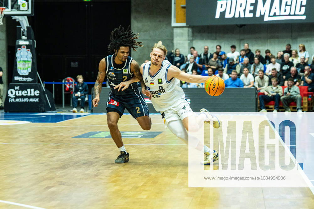 Lucas Mayer (Hakro Merlins Crailsheim, 08) setzt sich gegen Corey McKeithan (Eisbaeren Bremerhaven, 02) durch, GER, Hakro Merlins Crailsheim vs. Eisbaeren Bremerhaven, Basketball, 2 Basketball Bundesliga ProA, Herren, 6. Spieltag, Spielzeit 2026 2027, 24.10.2026 GER, Hakro Merlins Crailsheim vs. Eisbaeren Bremerhaven, Basketball, 2 Basketball Bundesliga ProA, Herren, 6. Spieltag, Spielzeit 2026 2027, 24.10.2026 Ilshofen