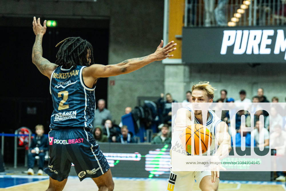 Lucas Mayer (Hakro Merlins Crailsheim, 08) beim Pass gegen den Block von Corey McKeithan (Eisbaeren Bremerhaven, 02), GER, Hakro Merlins Crailsheim vs. Eisbaeren Bremerhaven, Basketball, 2 Basketball Bundesliga ProA, Herren, 6. Spieltag, Spielzeit 2026 2027, 24.10.2026 GER, Hakro Merlins Crailsheim vs. Eisbaeren Bremerhaven, Basketball, 2 Basketball Bundesliga ProA, Herren, 6. Spieltag, Spielzeit 2026 2027, 24.10.2026 Ilshofen