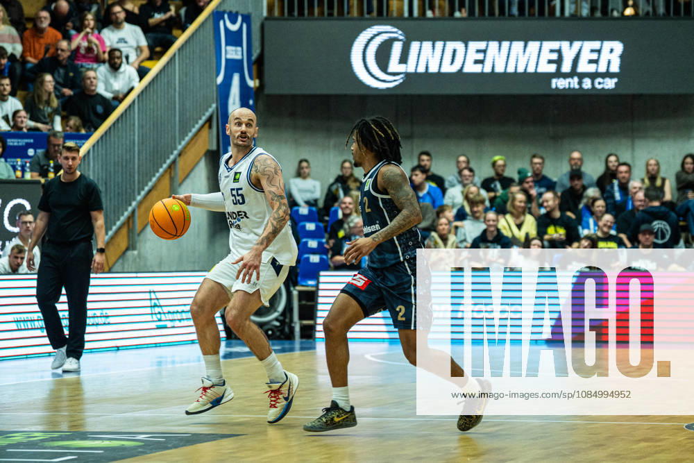 Simon Krajcovic (Hakro Merlins Crailsheim, 55) am Ball gegen Corey McKeithan (Eisbaeren Bremerhaven, 02), GER, Hakro Merlins Crailsheim vs. Eisbaeren Bremerhaven, Basketball, 2 Basketball Bundesliga ProA, Herren, 6. Spieltag, Spielzeit 2026 2027, 24.10.2026 GER, Hakro Merlins Crailsheim vs. Eisbaeren Bremerhaven, Basketball, 2 Basketball Bundesliga ProA, Herren, 6. Spieltag, Spielzeit 2026 2027, 24.10.2026 Ilshofen
