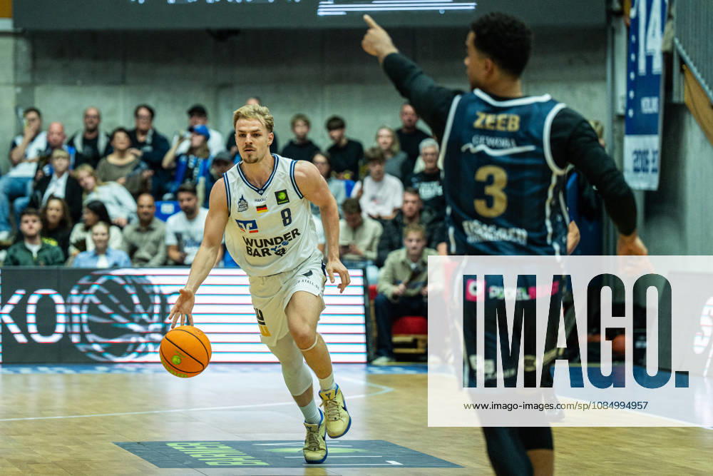 Lucas Mayer (Hakro Merlins Crailsheim, 08) am Ball, im Vordergrund Garai Zeeb (Eisbaeren Bremerhaven, 03), GER, Hakro Merlins Crailsheim vs. Eisbaeren Bremerhaven, Basketball, 2 Basketball Bundesliga ProA, Herren, 6. Spieltag, Spielzeit 2026 2027, 24.10.2026 GER, Hakro Merlins Crailsheim vs. Eisbaeren Bremerhaven, Basketball, 2 Basketball Bundesliga ProA, Herren, 6. Spieltag, Spielzeit 2026 2027, 24.10.2026 Ilshofen