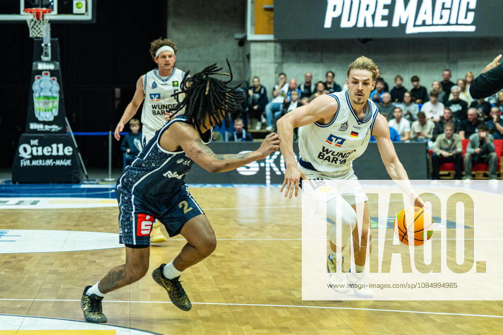 Lucas Mayer (Hakro Merlins Crailsheim, 08) im Duell gegen Corey McKeithan (Eisbaeren Bremerhaven, 02), GER, Hakro Merlins Crailsheim vs. Eisbaeren Bremerhaven, Basketball, 2 Basketball Bundesliga ProA, Herren, 6. Spieltag, Spielzeit 2026 2027, 24.10.2026 GER, Hakro Merlins Crailsheim vs. Eisbaeren Bremerhaven, Basketball, 2 Basketball Bundesliga ProA, Herren, 6. Spieltag, Spielzeit 2026 2027, 24.10.2026 Ilshofen