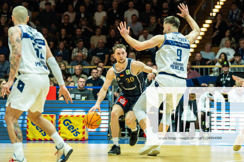 Vincent Friederici (Eisbaeren Bremerhaven, 30) setzt sich gegen Hendrik Helge Drescher (Hakro Merlins Crailsheim, 09) durch, GER, Hakro Merlins Crailsheim vs. Eisbaeren Bremerhaven, Basketball, 2 Basketball Bundesliga ProA, Herren, 6. Spieltag, Spielzeit 2026 2027, 24.10.2026 GER, Hakro Merlins Crailsheim vs. Eisbaeren Bremerhaven, Basketball, 2 Basketball Bundesliga ProA, Herren, 6. Spieltag, Spielzeit 2026 2027, 24.10.2026 Ilshofen