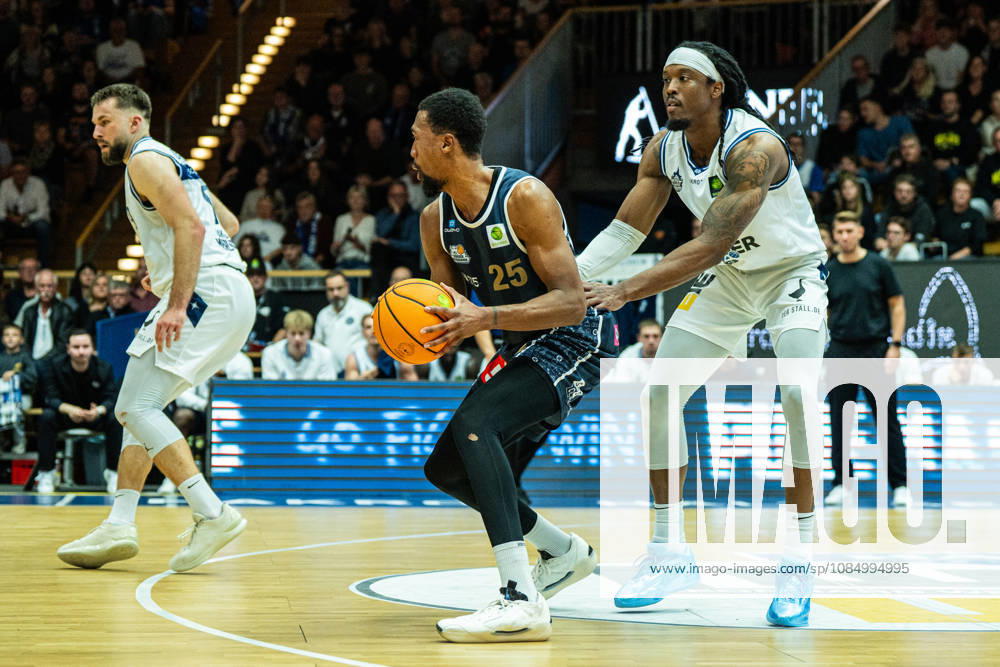 Jeremiah Oden (Eisbaeren Bremerhaven, 25) im Duell mit Courtney Alexander (Hakro Merlins Crailsheim, 02), GER, Hakro Merlins Crailsheim vs. Eisbaeren Bremerhaven, Basketball, 2 Basketball Bundesliga ProA, Herren, 6. Spieltag, Spielzeit 2026 2027, 24.10.2026 GER, Hakro Merlins Crailsheim vs. Eisbaeren Bremerhaven, Basketball, 2 Basketball Bundesliga ProA, Herren, 6. Spieltag, Spielzeit 2026 2027, 24.10.2026 Ilshofen