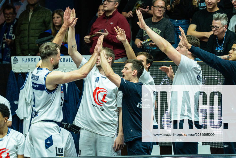Hendrik Helge Drescher (Hakro Merlins Crailsheim, 09) klatscht mit seinen Mitspielern auf der Bank ab, GER, Hakro Merlins Crailsheim vs. Eisbaeren Bremerhaven, Basketball, 2 Basketball Bundesliga ProA, Herren, 6. Spieltag, Spielzeit 2026 2027, 24.10.2026 GER, Hakro Merlins Crailsheim vs. Eisbaeren Bremerhaven, Basketball, 2 Basketball Bundesliga ProA, Herren, 6. Spieltag, Spielzeit 2026 2027, 24.10.2026 Ilshofen