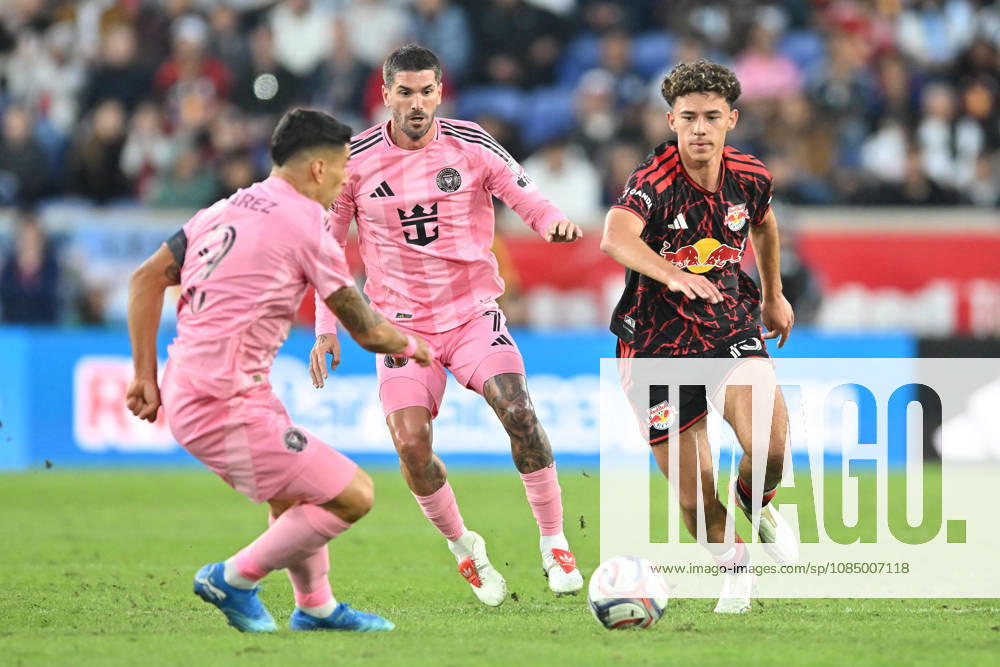 Harrison, New Jersey United States of America. 24 Oct, 2026. New York Red Bulls forward JULIAN HALL (16) and Inter Miami CF forward LUIS SUAREZ (9) and Inter Miami CF midfielder RODRIGO DE PAUL (7) in action at Sports Illustrated Stadium New York Red Bulls defeat Inter Miami CF 2 to 0. Credit: , Jr. Zuma Press MLS, Fussball Herren, USA 2026: New York Red Bulls 2:0 Inter Miami CF - ZUMAa301 20261024_aaf_a301_029