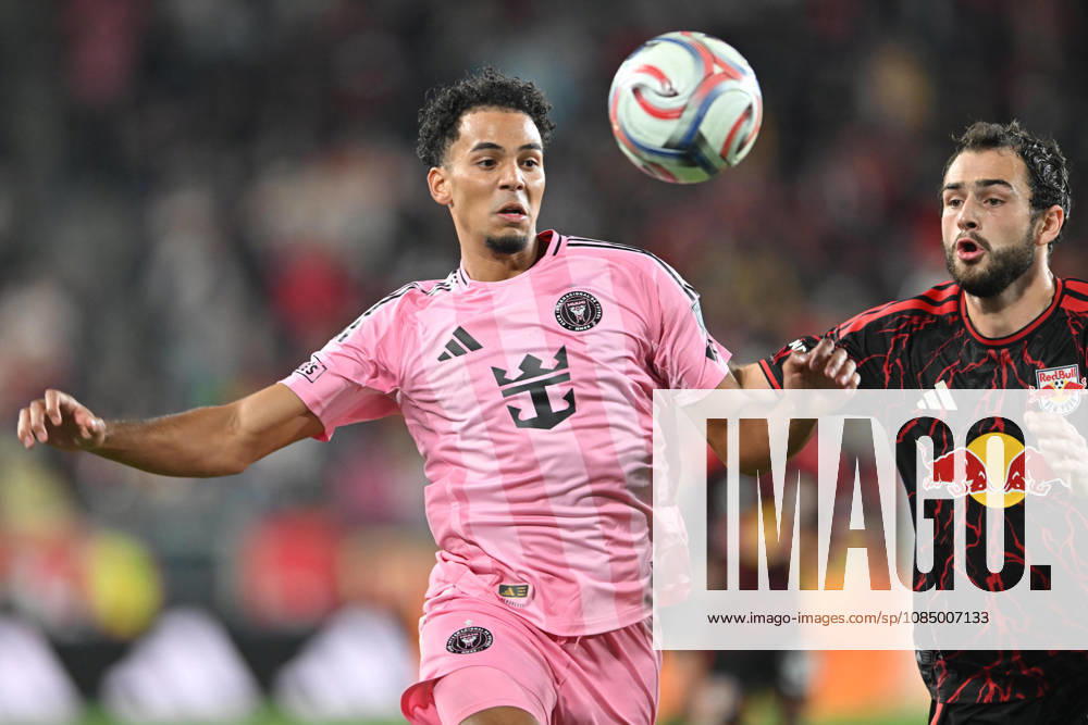 Harrison, New Jersey United States of America. 24 Oct, 2026. Inter Miami CF defender IAN FRAY (17) and New York Red Bulls defender DEVIN PADELFORD (59) in action at Sports Illustrated Stadium New York Red Bulls defeat Inter Miami CF 2 to 0. Credit: , Jr. Zuma Press MLS, Fussball Herren, USA 2026: New York Red Bulls 2:0 Inter Miami CF - ZUMAa301 20261024_aaf_a301_014