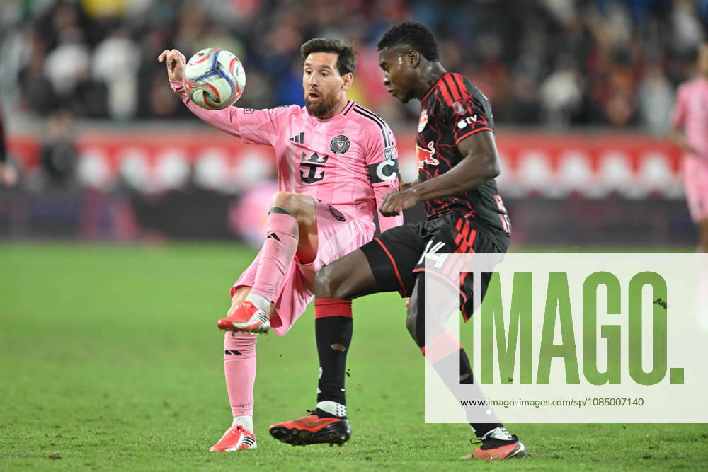 Harrison, New Jersey United States of America. 24 Oct, 2026. Inter Miami CF forward LIONEL MESSI (10) New York Red Bulls defender JULIAN BAZAN (14) in action at Sports Illustrated Stadium New York Red Bulls defeat Inter Miami CF 2 to 0. Credit: , Jr. Zuma Press MLS, Fussball Herren, USA 2026: New York Red Bulls 2:0 Inter Miami CF - ZUMAa301 20261024_aaf_a301_018