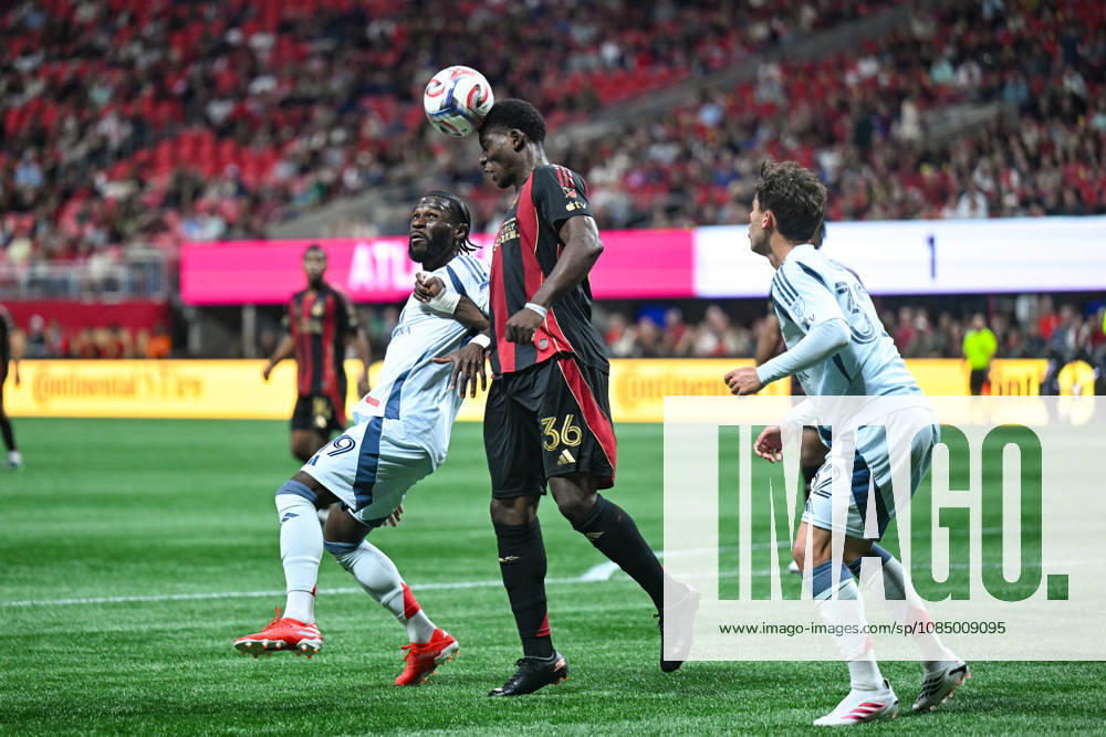 ATLANTA, GA - OCTOBER 24: Breel Embolo 36 of Atlanta heads the ball during the MLS, Fussball Herren, USA match between Chicago Fire FC and Atlanta United FC on October 24th, 2026 at Mercedes-Benz Stadium in Atlanta, GA.(Photo by Rich von Biberstein Icon Sportswire) SOCCER: OCT 24 MLS Atlanta United vs Chicago Fire FC Icon261024002