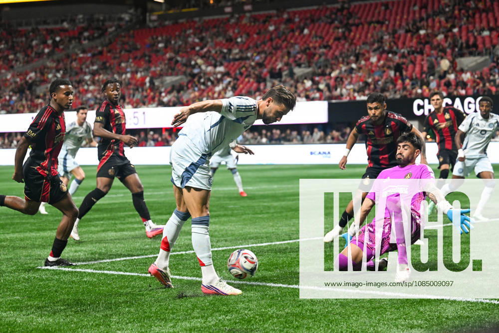ATLANTA, GA - OCTOBER 24: Philip Zinckernagel 11 of Chicago attempts a shot on goal during the MLS, Fussball Herren, USA match between Chicago Fire FC and Atlanta United FC on October 24th, 2026 at Mercedes-Benz Stadium in Atlanta, GA.(Photo by Rich von Biberstein Icon Sportswire) SOCCER: OCT 24 MLS Atlanta United vs Chicago Fire FC Icon261024004