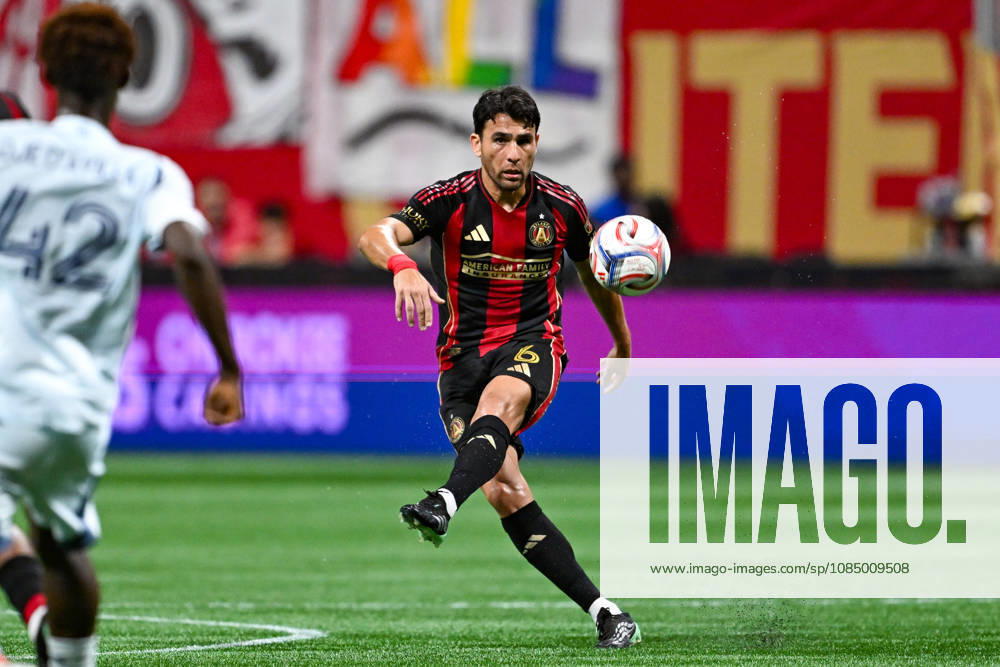 ATLANTA, GA - OCTOBER 24: Junior Alonso 6 of Atlanta passes during the MLS, Fussball Herren, USA match between Chicago Fire FC and Atlanta United FC on October 24th, 2026 at Mercedes-Benz Stadium in Atlanta, GA.(Photo by Rich von Biberstein Icon Sportswire) SOCCER: OCT 24 MLS Atlanta United vs Chicago Fire FC Icon261024011