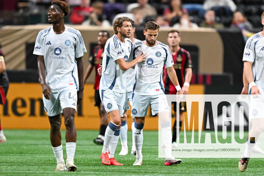 ATLANTA, GA - OCTOBER 24: Philip Zinckernagel 11 of Chicago celebrates a goal scored by teammate Anton Saletros 6 during the MLS, Fussball Herren, USA match between Chicago Fire FC and Atlanta United FC on October 24th, 2026 at Mercedes-Benz Stadium in Atlanta, GA.(Photo by Rich von Biberstein Icon Sportswire) SOCCER: OCT 24 MLS Atlanta United vs Chicago Fire FC Icon261024012