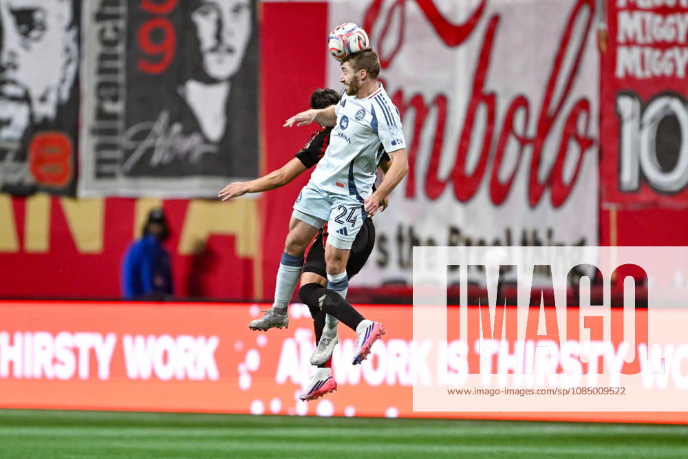 ATLANTA, GA - OCTOBER 24: Jonathan Dean 24 of Chicago heads the ball during the MLS, Fussball Herren, USA match between Chicago Fire FC and Atlanta United FC on October 24th, 2026 at Mercedes-Benz Stadium in Atlanta, GA.(Photo by Rich von Biberstein Icon Sportswire) SOCCER: OCT 24 MLS Atlanta United vs Chicago Fire FC Icon261024014