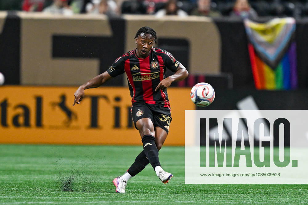 ATLANTA, GA - OCTOBER 24: Jay Fortune 35 of Atlanta passes during the MLS, Fussball Herren, USA match between Chicago Fire FC and Atlanta United FC on October 24th, 2026 at Mercedes-Benz Stadium in Atlanta, GA.(Photo by Rich von Biberstein Icon Sportswire) SOCCER: OCT 24 MLS Atlanta United vs Chicago Fire FC Icon261024015