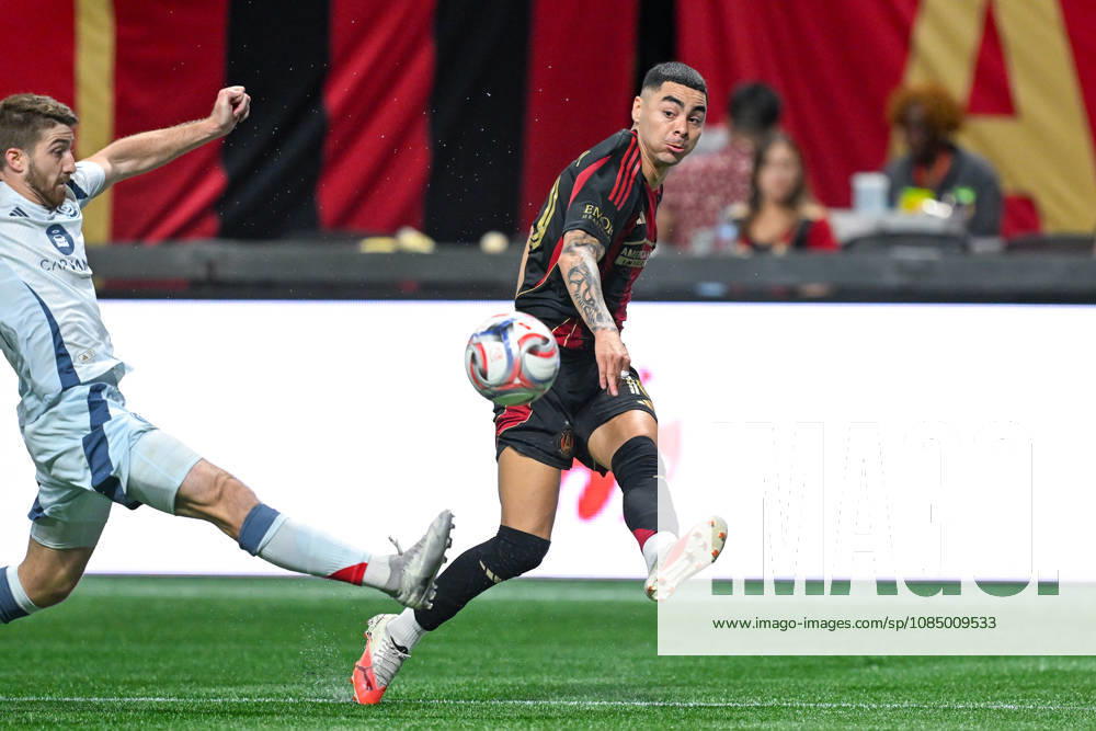 ATLANTA, GA - OCTOBER 24: Miguel Almiron 10 of Atlanta passes into the box during the MLS, Fussball Herren, USA match between Chicago Fire FC and Atlanta United FC on October 24th, 2026 at Mercedes-Benz Stadium in Atlanta, GA.(Photo by Rich von Biberstein Icon Sportswire) SOCCER: OCT 24 MLS Atlanta United vs Chicago Fire FC Icon261024019