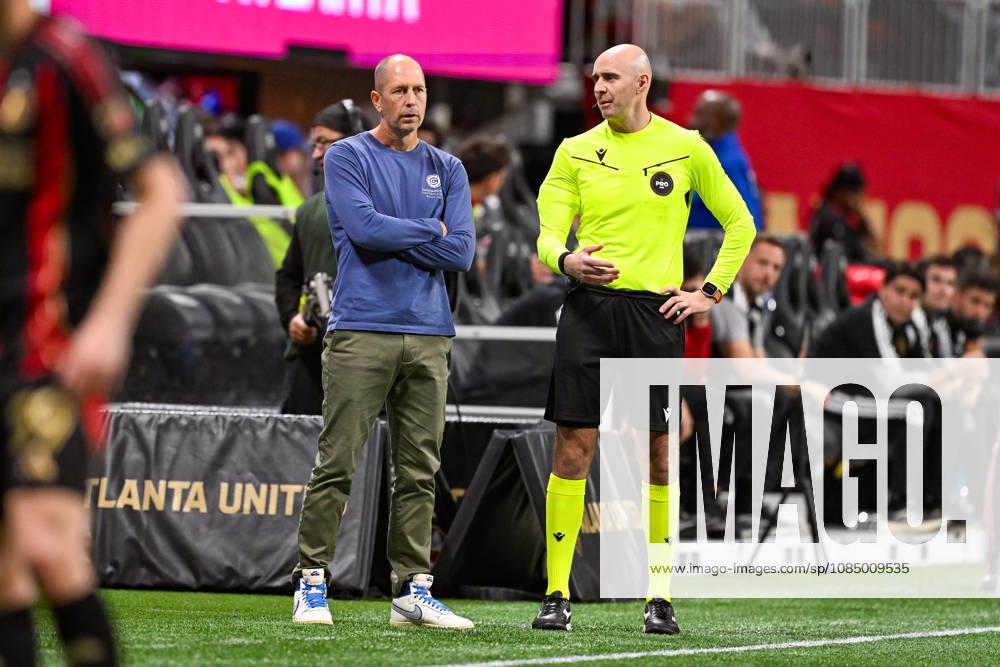 ATLANTA, GA - OCTOBER 24: Chicago head coach Gregg Berhalter talks with the referee during the MLS, Fussball Herren, USA match between Chicago Fire FC and Atlanta United FC on October 24th, 2026 at Mercedes-Benz Stadium in Atlanta, GA.(Photo by Rich von Biberstein Icon Sportswire) SOCCER: OCT 24 MLS Atlanta United vs Chicago Fire FC Icon261024021