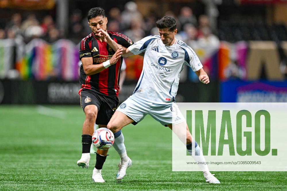 ATLANTA, GA - OCTOBER 24: Robert Lewandowski 9 of Chicago battles for possession during the MLS, Fussball Herren, USA match between Chicago Fire FC and Atlanta United FC on October 24th, 2026 at Mercedes-Benz Stadium in Atlanta, GA.(Photo by Rich von Biberstein Icon Sportswire) SOCCER: OCT 24 MLS Atlanta United vs Chicago Fire FC Icon261024022