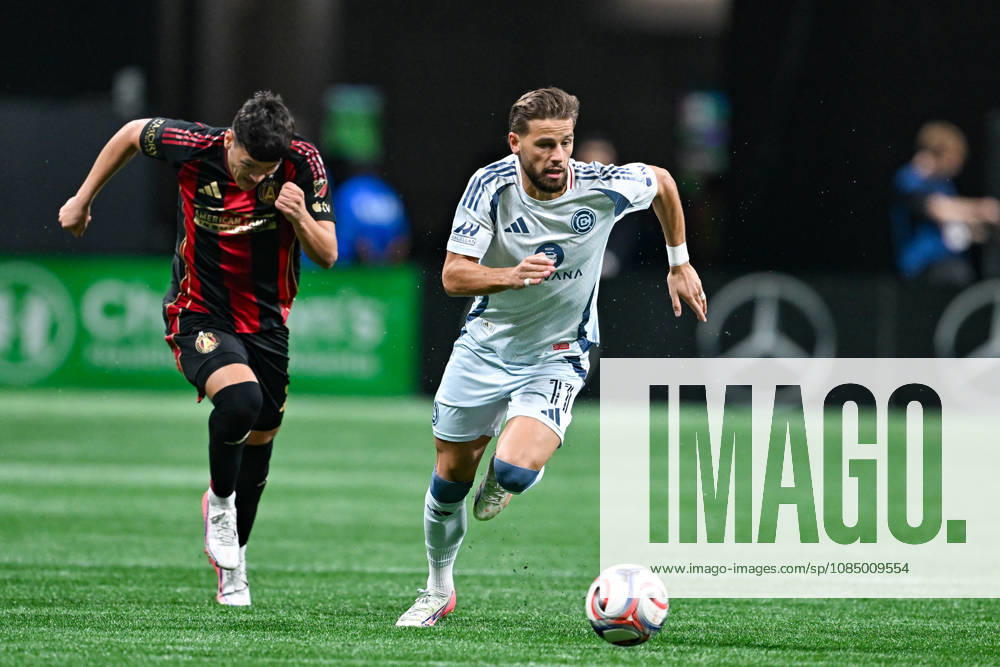 ATLANTA, GA - OCTOBER 24: Philip Zinckernagel 11 of Chicago dribbles during the MLS, Fussball Herren, USA match between Chicago Fire FC and Atlanta United FC on October 24th, 2026 at Mercedes-Benz Stadium in Atlanta, GA.(Photo by Rich von Biberstein Icon Sportswire) SOCCER: OCT 24 MLS Atlanta United vs Chicago Fire FC Icon261024026