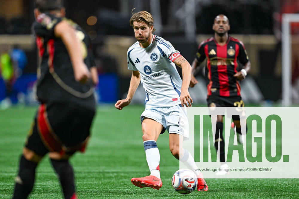 ATLANTA, GA - OCTOBER 24: Anton Saletros 6 of Chicago dribbles during the MLS, Fussball Herren, USA match between Chicago Fire FC and Atlanta United FC on October 24th, 2026 at Mercedes-Benz Stadium in Atlanta, GA.(Photo by Rich von Biberstein Icon Sportswire) SOCCER: OCT 24 MLS Atlanta United vs Chicago Fire FC Icon261024029