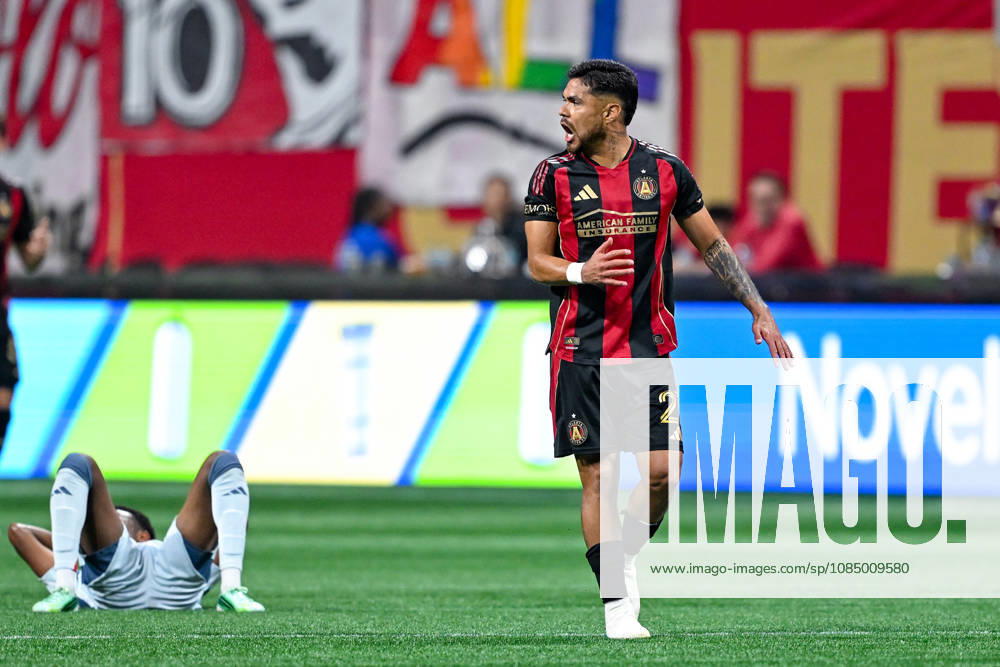 ATLANTA, GA - OCTOBER 24: Paulo Diaz 27 of Atlanta reacts to a foul call during the MLS, Fussball Herren, USA match between Chicago Fire FC and Atlanta United FC on October 24th, 2026 at Mercedes-Benz Stadium in Atlanta, GA.(Photo by Rich von Biberstein Icon Sportswire) SOCCER: OCT 24 MLS Atlanta United vs Chicago Fire FC Icon261024035