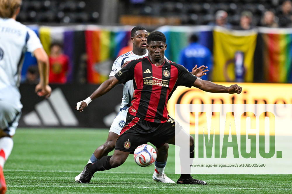 ATLANTA, GA - OCTOBER 24: Breel Embolo 36 of Atlanta settles the ball during the MLS, Fussball Herren, USA match between Chicago Fire FC and Atlanta United FC on October 24th, 2026 at Mercedes-Benz Stadium in Atlanta, GA.(Photo by Rich von Biberstein Icon Sportswire) SOCCER: OCT 24 MLS Atlanta United vs Chicago Fire FC Icon261024038