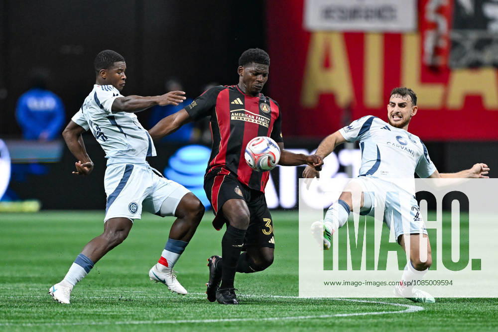 ATLANTA, GA - OCTOBER 24: Breel Embolo 36 of Atlanta settles the ball during the MLS, Fussball Herren, USA match between Chicago Fire FC and Atlanta United FC on October 24th, 2026 at Mercedes-Benz Stadium in Atlanta, GA.(Photo by Rich von Biberstein Icon Sportswire) SOCCER: OCT 24 MLS Atlanta United vs Chicago Fire FC Icon261024040