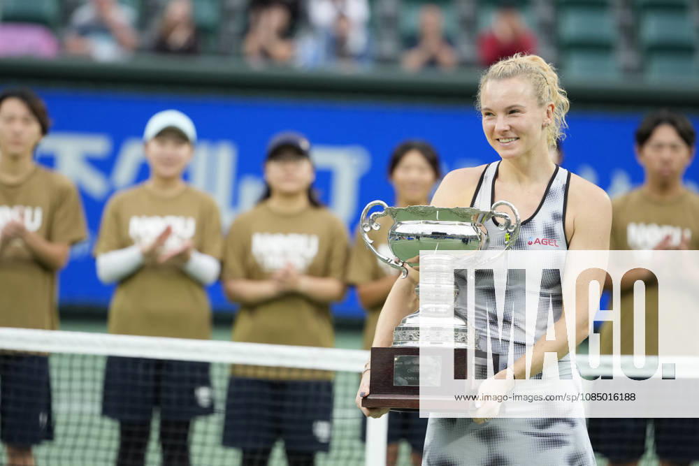 WTA, Tennis Damen Kinoshita Group Japan Open - Day 7 Katerina Siniakova of the Czech Republic poses with the winners trophy after defeating Ashlyn Krueger of the United States in the Singles Final at the 2026 Kinoshita Group Japan Open Women s tennis tournament at Utsubo Tennis Center in Osaka, Japan, on October 25, 2026. Osaka Japan