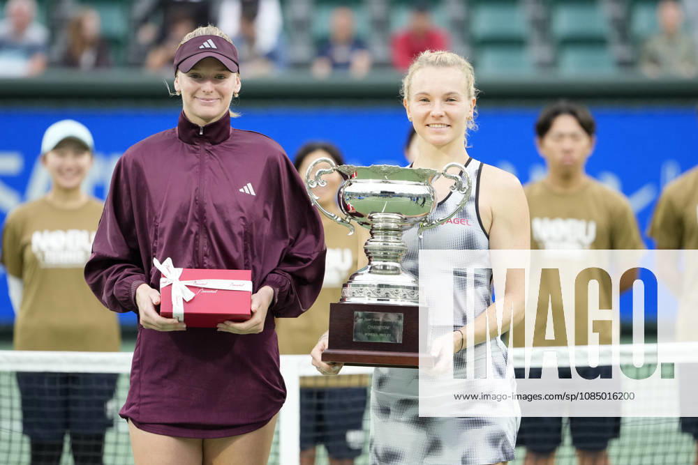 WTA, Tennis Damen Kinoshita Group Japan Open - Day 7 Ashlyn Krueger of the United States, holding the runners-up trophy, and Katerina Siniakova of the Czech Republic, holding the winners trophy, pose together after the Singles Final at the 2026 Kinoshita Group Japan Open Women s tennis tournament at Utsubo Tennis Center in Osaka, Japan, on October 25, 2026. Osaka Japan