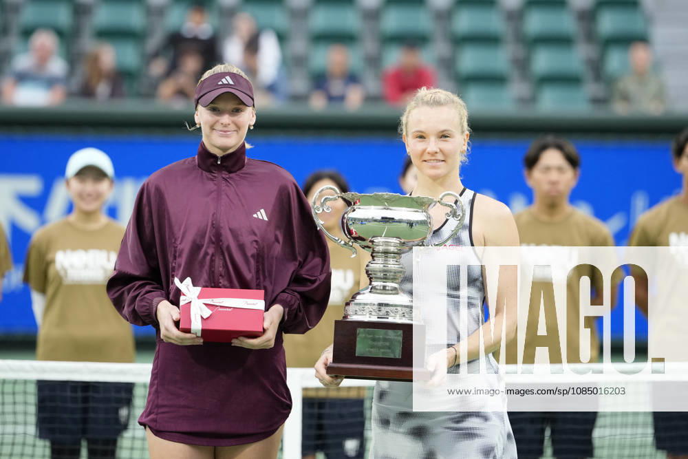 WTA, Tennis Damen Kinoshita Group Japan Open - Day 7 Ashlyn Krueger of the United States, holding the runners-up trophy, and Katerina Siniakova of the Czech Republic, holding the winners trophy, pose together after the Singles Final at the 2026 Kinoshita Group Japan Open Women s tennis tournament at Utsubo Tennis Center in Osaka, Japan, on October 25, 2026. Osaka Japan