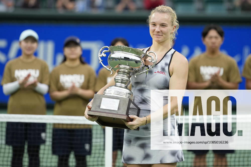 WTA, Tennis Damen Kinoshita Group Japan Open - Day 7 Katerina Siniakova of the Czech Republic poses with the winners trophy after defeating Ashlyn Krueger of the United States in the Singles Final at the 2026 Kinoshita Group Japan Open Women s tennis tournament at Utsubo Tennis Center in Osaka, Japan, on October 25, 2026. Osaka Japan