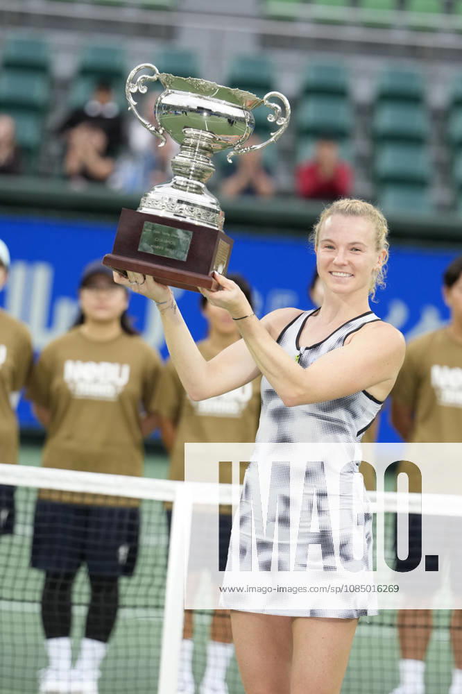 WTA, Tennis Damen Kinoshita Group Japan Open - Day 7 Katerina Siniakova of the Czech Republic poses with the winners trophy after defeating Ashlyn Krueger of the United States in the Singles Final at the 2026 Kinoshita Group Japan Open Women s tennis tournament at Utsubo Tennis Center in Osaka, Japan, on October 25, 2026. Osaka Japan