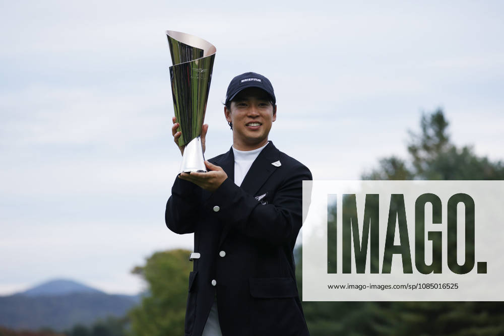 Oct 25, 2026-Cheonan, South Korea-Yuto KATSURAGAWA of Japan Trophy ceremony after final round on 18th Green during a DP World Tour Genesis Championship Final Round at Woo Jeong Hills CC in Cheonan, South Korea. DP Tour Genesis Championship Final Round - ZUMAr168 20261025_aap_r168_063